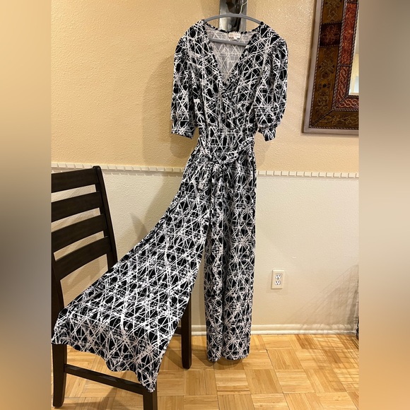 Karen-T Design Pants - Karen-T Design jumpsuit / romper wide-leg. Black & white geometric. Stretchy. L